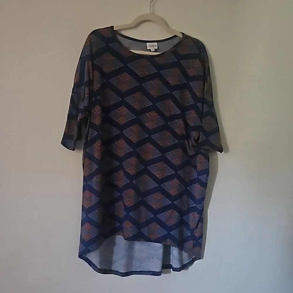 LULAROE WOMAN TUNIC TOP L